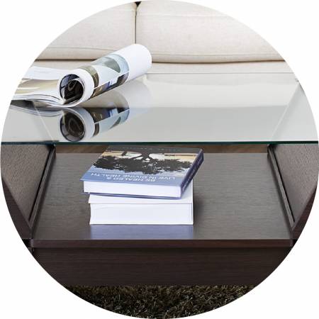 Üveg asztallap és nyitott térkialakítás.